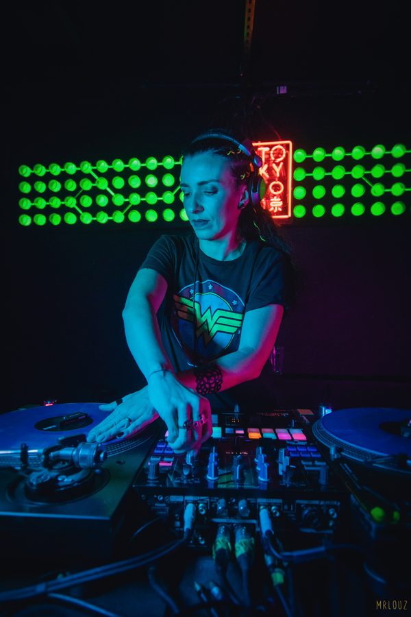 DJ Lisa Bueno tocando em casamento em São Paulo, foto 1