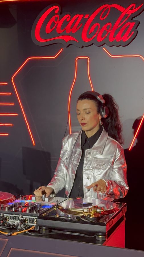 DJ Lisa Bueno com controladora Pioneer em performance ao vivo, foto 3
