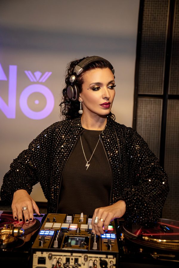 DJ Lisa Bueno em set Open Format para convidados, foto 5