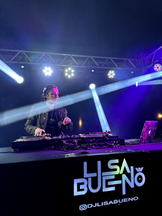 DJ Lisa Bueno fazendo scratch em vinil durante show, foto 6