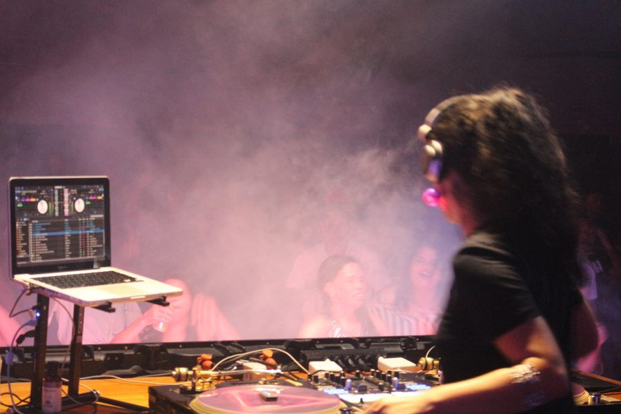 DJ Lisa Bueno tocando em casamento em São Paulo, foto 15