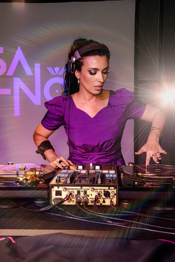 DJ Lisa Bueno em pista de dança lotada em evento corporativo, foto 16