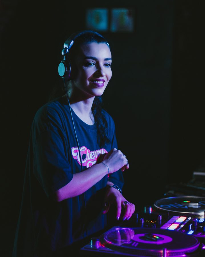 DJ Lisa Bueno fazendo scratch em vinil durante show, foto 20